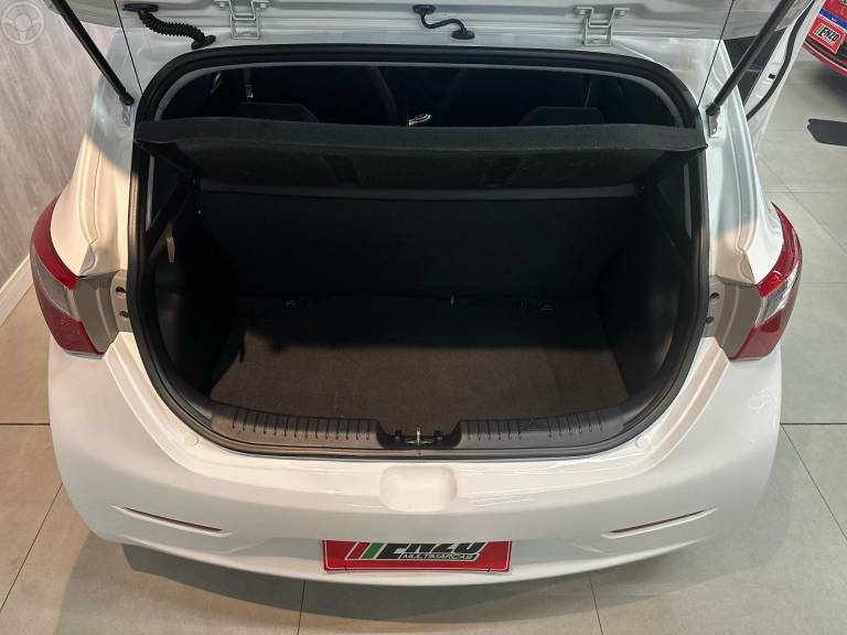 HYUNDAI - HB20S 1.0 COMFORT 12V FLEX 4P MANUAL - 2013/2014 - BRANCA - R$ 42.900,00