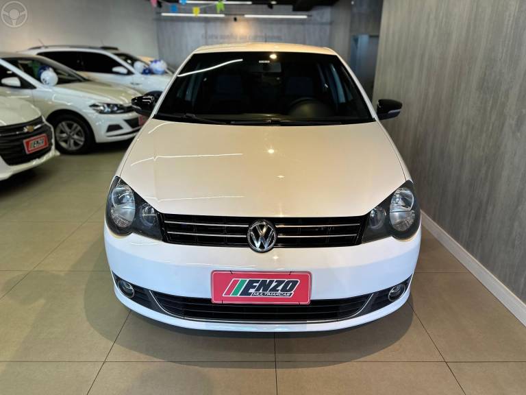 VOLKSWAGEN - POLO 1.6 MI SPORTLINE 8V FLEX 4P MANUAL - 2012/2013 - BRANCA - R$ 47.900,00