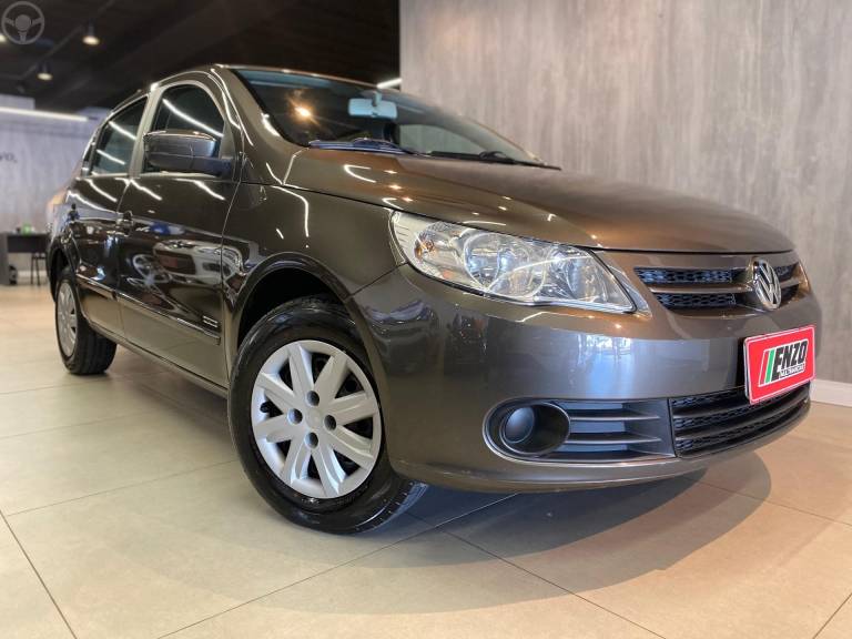 VOLKSWAGEN - VOYAGE 1.0 MI TRENDLINE 8V FLEX 4P MANUAL - 2010/2010 - CINZA - R$ 31.900,00