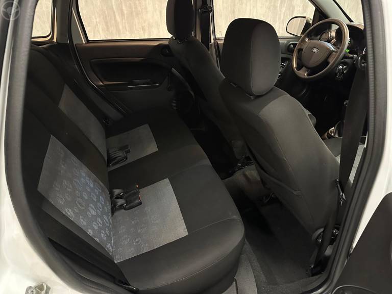 FORD - FIESTA 1.0 MPI CLASS HATCH 8V FLEX 4P MANUAL - 2011/2012 - BRANCA - R$ 28.900,00