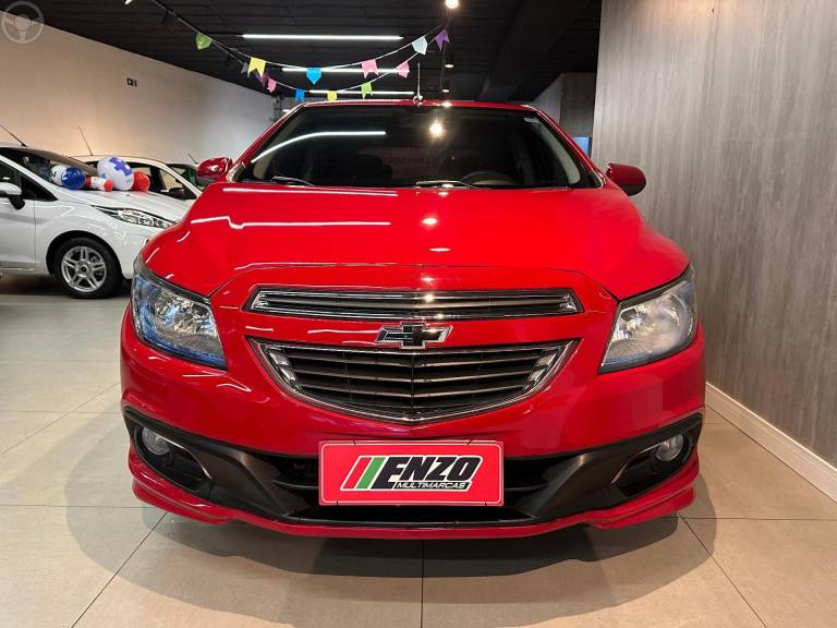CHEVROLET - ONIX 1.4 MPFI LTZ 8V FLEX 4P MANUAL - 2013/2014 - VERMELHA - R$ 50.900,00
