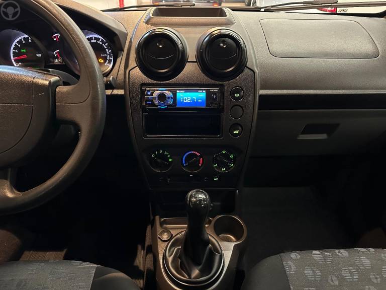 FORD - FIESTA 1.0 MPI CLASS HATCH 8V FLEX 4P MANUAL - 2011/2012 - BRANCA - R$ 28.900,00