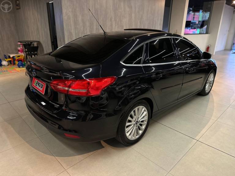 FORD - FOCUS 2.0 TITANIUM SEDAN 16V FLEX 4P AUTOMÁTICO - 2016/2017 - PRETA - R$ 68.900,00