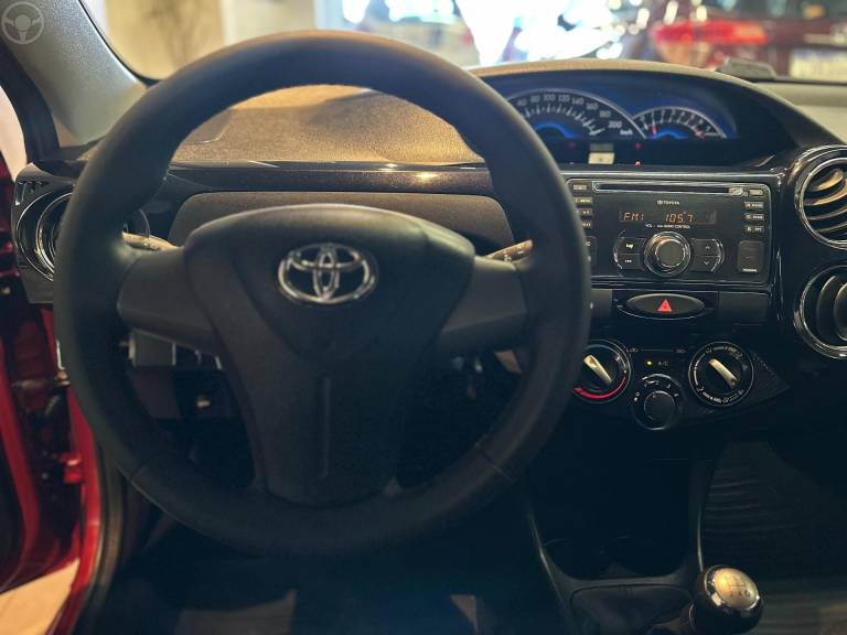 TOYOTA - ETIOS 1.5 XS 16V FLEX 4P MANUAL - 2013/2014 - VERMELHA - R$ 42.900,00