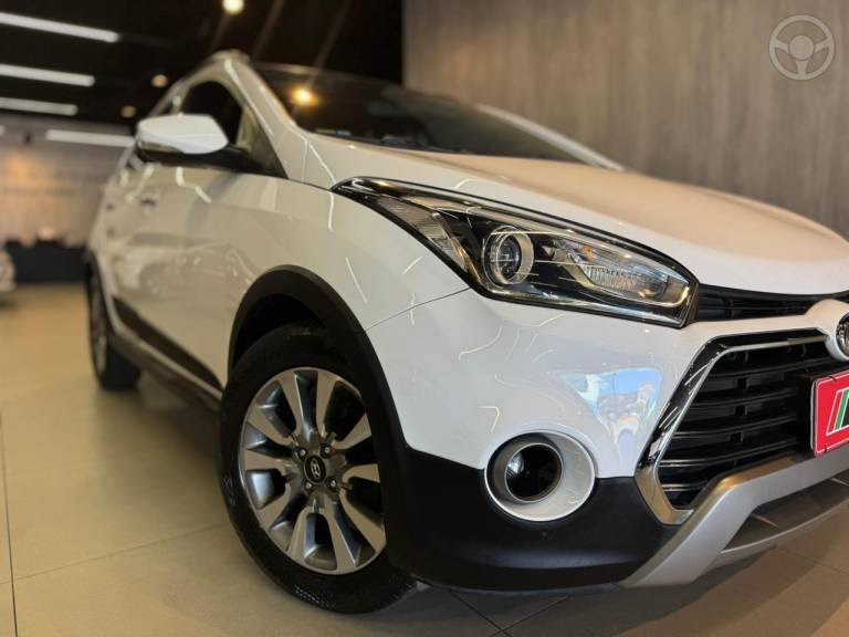 HYUNDAI - HB20X 1.6 16V PREMIUM FLEX 4P AUTOMÁTICO - 2016/2017 - BRANCA - R$ 71.900,00