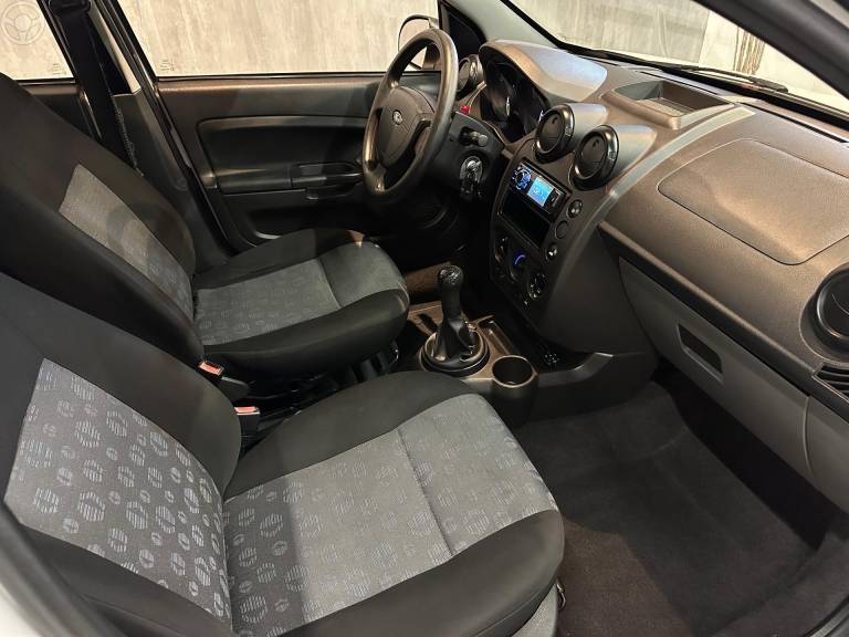 FORD - FIESTA 1.0 MPI CLASS HATCH 8V FLEX 4P MANUAL - 2011/2012 - BRANCA - R$ 28.900,00