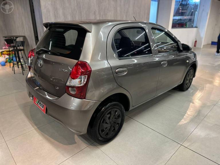 TOYOTA - ETIOS 1.3 XS 16V FLEX 4P MANUAL - 2019/2020 - CINZA - R$ 62.900,00