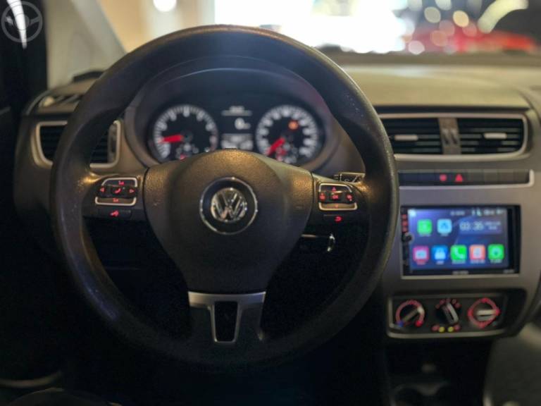 VOLKSWAGEN - FOX 1.0 MI 8V FLEX 4P MANUAL - 2013/2014 - PRETA - R$ 40.900,00