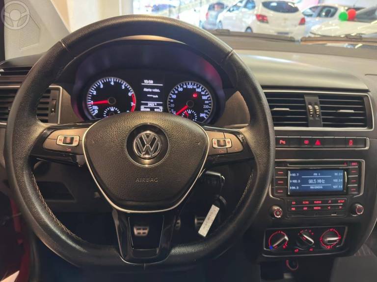 VOLKSWAGEN - FOX 1.6 MI HIGHLINE 8V FLEX 4P MANUAL - 2015/2016 - VERMELHA - R$ 54.900,00