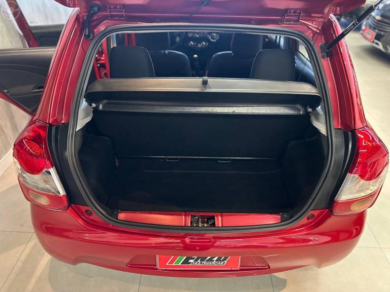 TOYOTA - ETIOS 1.5 XS 16V FLEX 4P MANUAL - 2013/2014 - VERMELHA - R$ 42.900,00