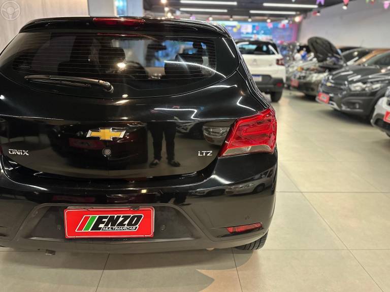 CHEVROLET - ONIX 1.4 MPFI LTZ 8V FLEX 4P AUTOMÁTICO - 2017/2018 - PRETA - R$ 65.900,00