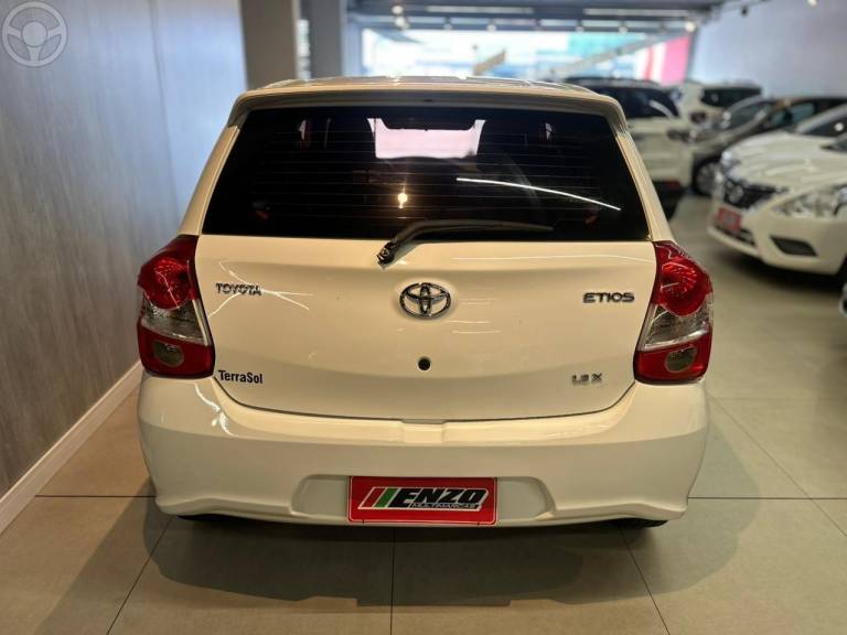 TOYOTA - ETIOS 1.3 X 16V FLEX 4P MANUAL - 2017/2018 - BRANCA - R$ 56.900,00