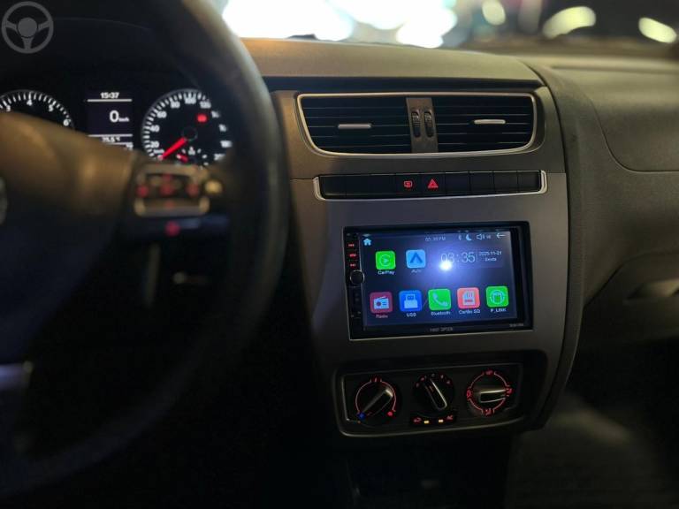 VOLKSWAGEN - FOX 1.0 MI 8V FLEX 4P MANUAL - 2013/2014 - PRETA - R$ 40.900,00