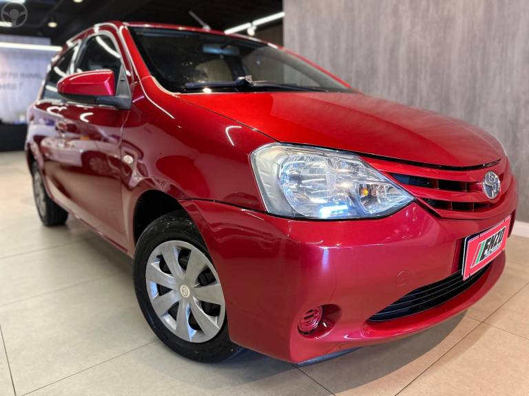 TOYOTA - ETIOS 1.5 XS 16V FLEX 4P MANUAL - 2013/2014 - VERMELHA - R$ 42.900,00