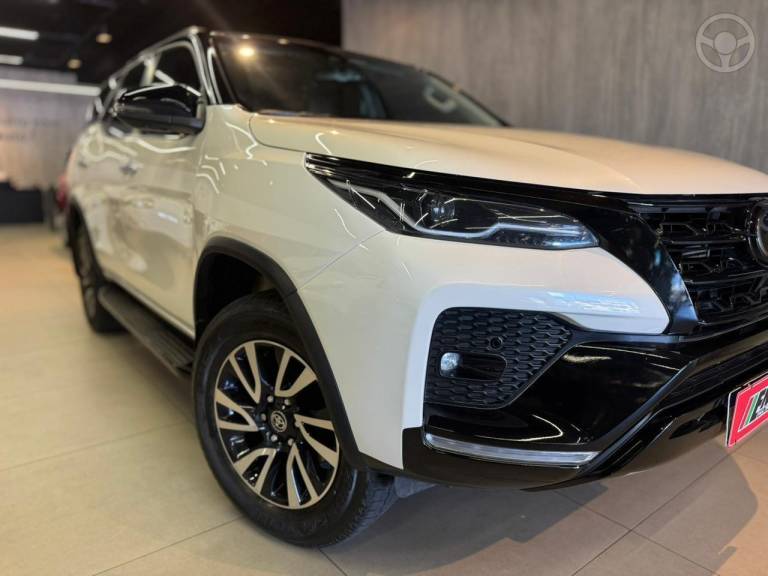 TOYOTA - HILUX SW4 2.8 SRX 4X4 7 LUGARES 16V TURBO INTERCOOLER DIESEL 4P AUTOMÁTICO - 2022/2022 - BRANCA - R$ 314.900,00
