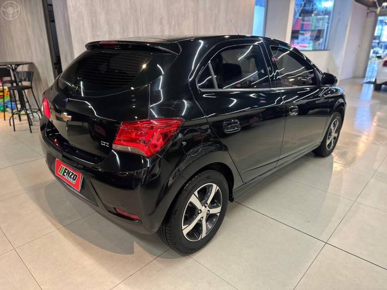 CHEVROLET - ONIX 1.4 MPFI LTZ 8V FLEX 4P AUTOMÁTICO - 2017/2018 - PRETA - R$ 65.900,00