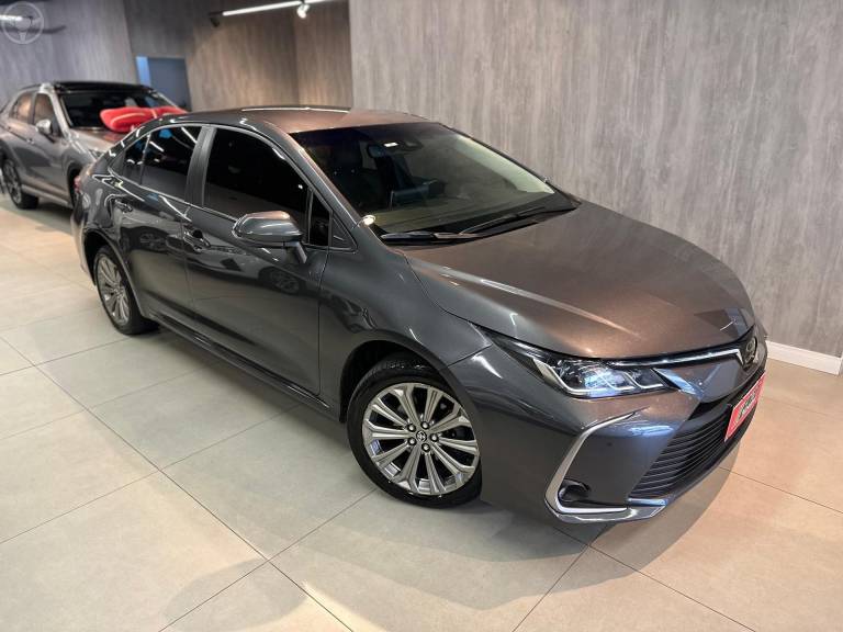 TOYOTA - COROLLA 2.0 XEI 16V FLEX 4P AUTOMÁTICO - 2022/2023 - CINZA - R$ 136.900,00