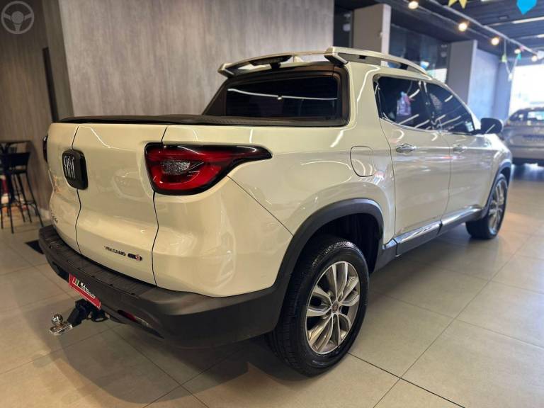 FIAT - TORO 2.0 16V TURBO DIESEL VOLCANO AT9 4X4 AUTOMÁTICO - 2018/2019 - BRANCA - R$ 103.900,00