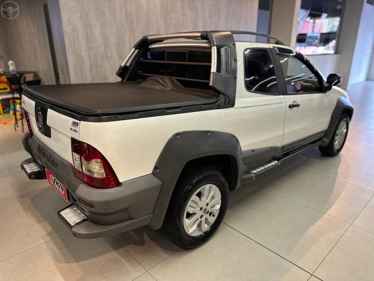 FIAT - STRADA 1.8 MPI ADVENTURE CD 8V FLEX 2P MANUAL - 2013/2013 - BRANCA - R$ 57.900,00